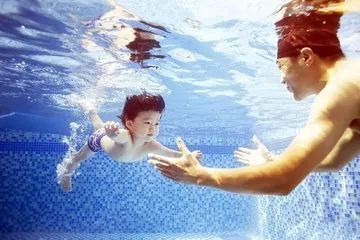 带孩子学游泳技巧_教小孩游泳怎么教_怎样教孩子学游泳视频