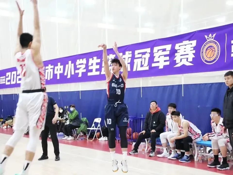 小学生学打篮球教学视频_教小学生打篮球技巧_小学生打篮球的技巧视频教学