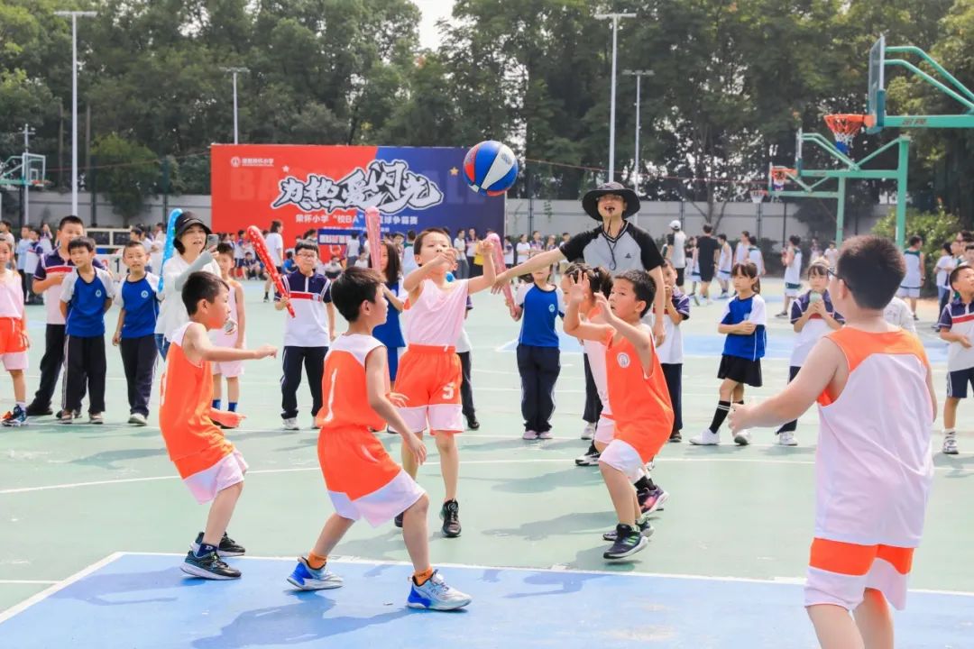 小学篮球怎么打_教小学生打篮球技巧_小学生打篮球的技巧视频教学